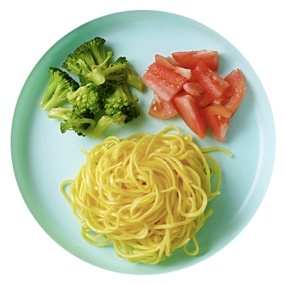 Egg noodles with broccoli and tomatoes