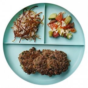 Empanadas mediterráneas con arroz y ensalada