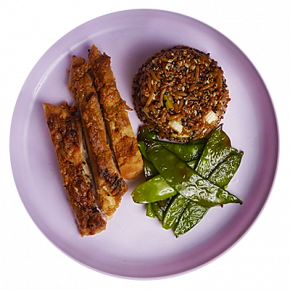 Pollo miso con guisantes y arroz con quinoa y sésamo