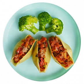 Pasta rellena de boloñesa y verduras