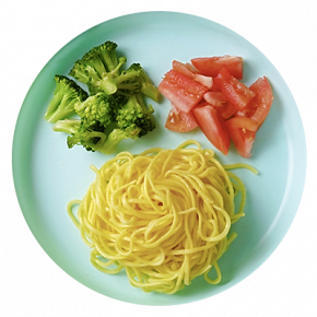 Fideos de huevo con brócoli y tomates