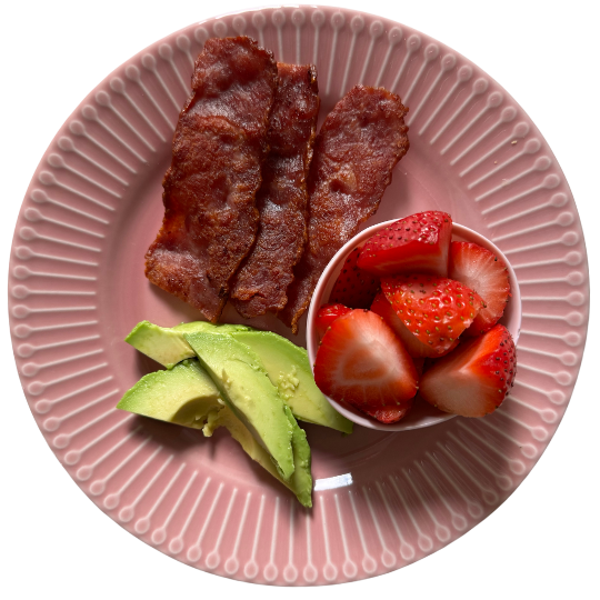 Tocino (bacon) de pavo, aguacate, y fresas