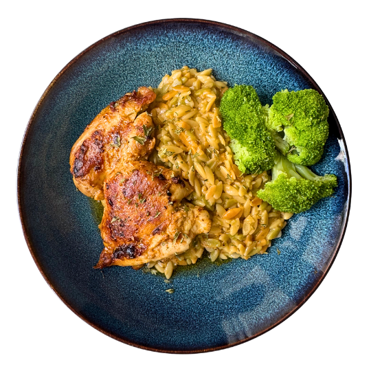 Pollo con orzo y feta